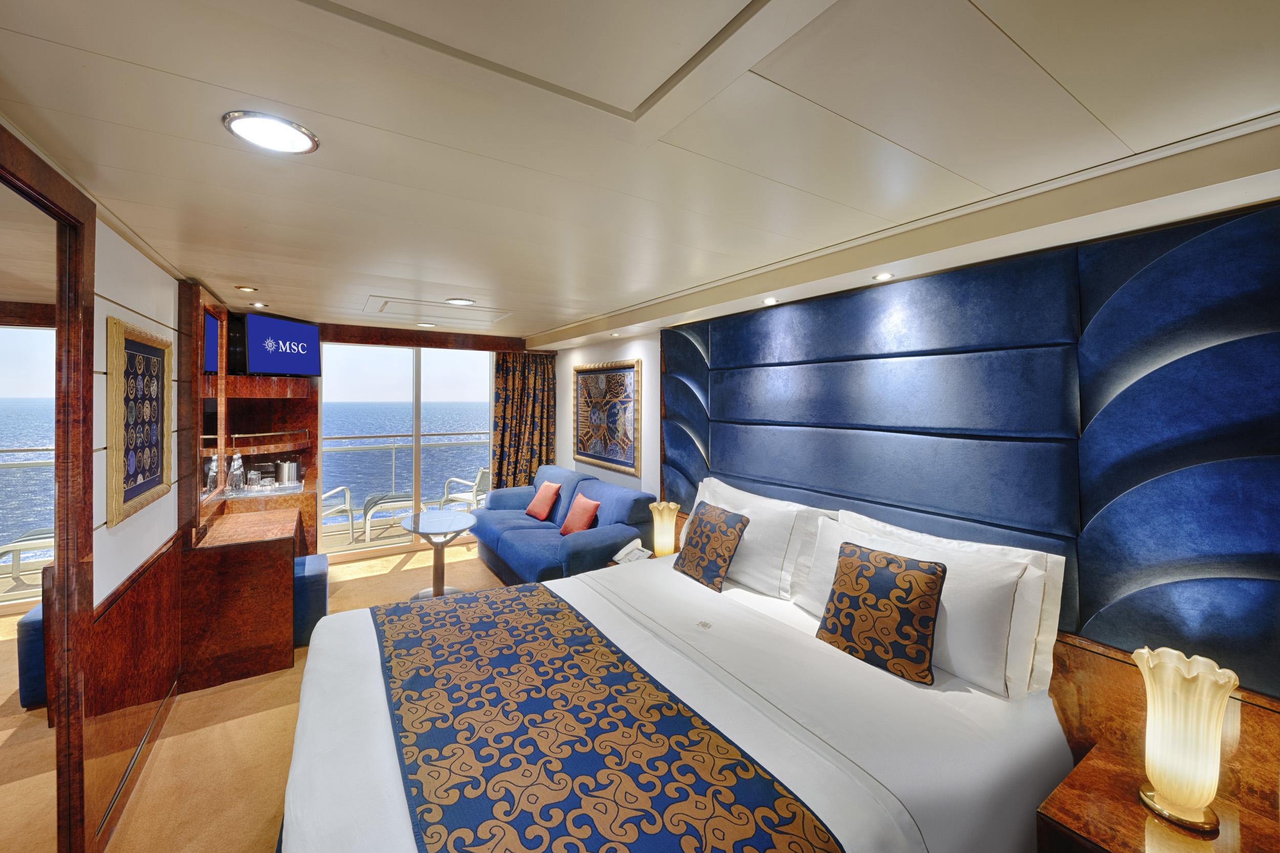 Yacht Club Deluxe Suite